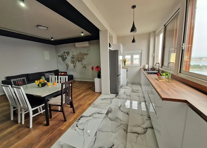 Floris アパート トロギール